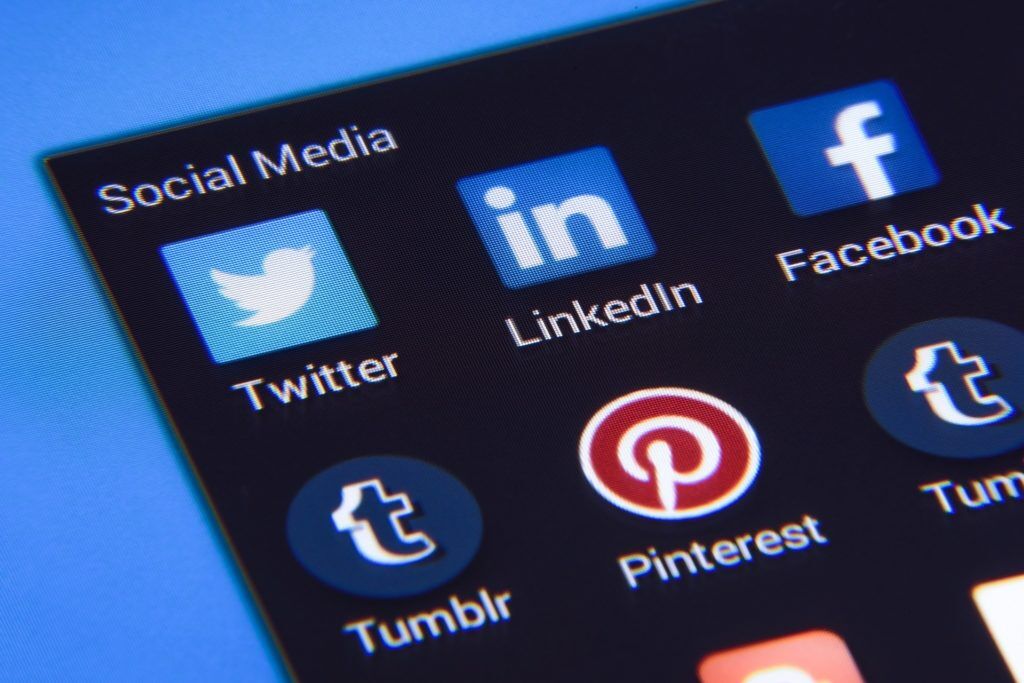 image for use chatGPT in social media video creation. Video presentation, AI video generation, Sflow.io video, social media list.